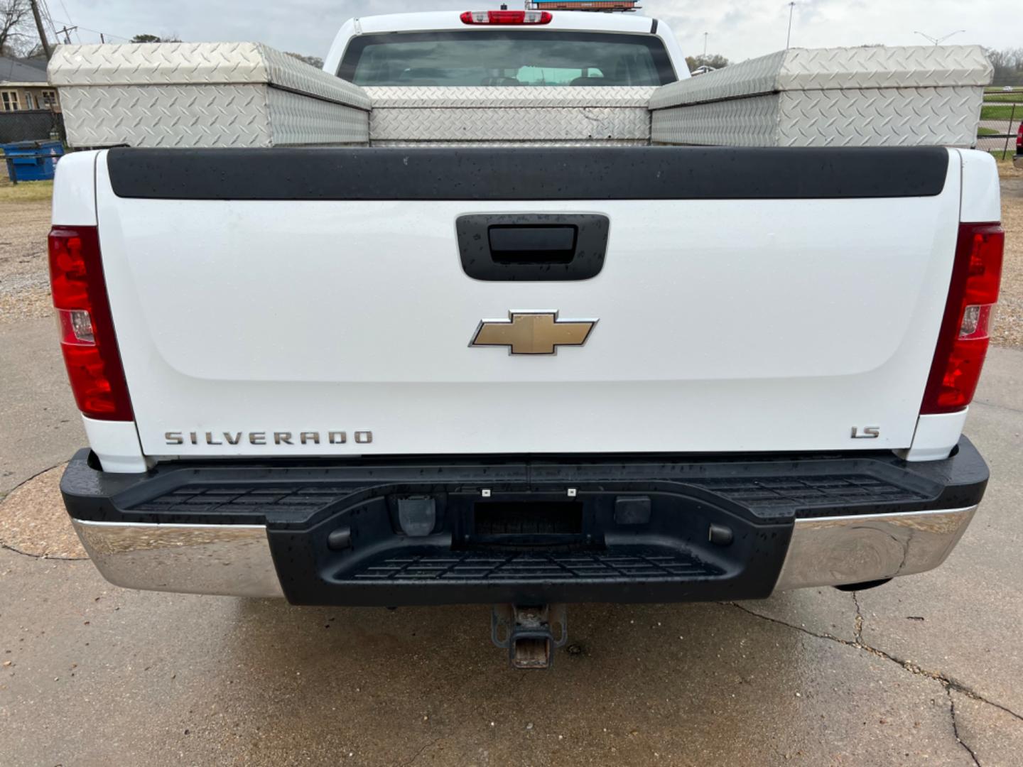 2009 White /Gray Chevrolet Silverado 2500HD LS (1GCHC49K49E) with an 6.0L V8 engine, Automatic transmission, located at 4520 Airline Hwy, Baton Rouge, LA, 70805, (225) 357-1497, 30.509325, -91.145432 - 2009 Chevy Silverado 2500HD Ext Cab LS 6.0 V8 Gas, 161K Miles, Power Windows & Locks, Cold A/C, Toolboxes, Tow Pkg. NO IN HOUSE FINANCING. FOR INFO PLEASE CONTACT JEFF AT 225 357-1497 CHECK OUT OUR A+ RATING WITH THE BETTER BUSINESS BUREAU WE HAVE BEEN A FAMILY OWNED AND OPERATED BUSINESS AT THE SA - Photo#6